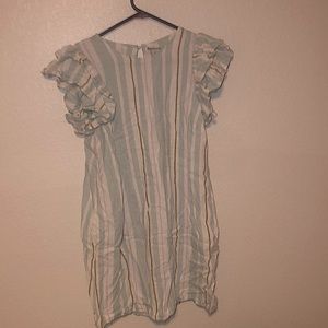medium sized dress with ruffle too sleeves